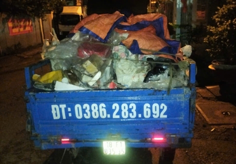 Dọn rác tại quận Tân Phú